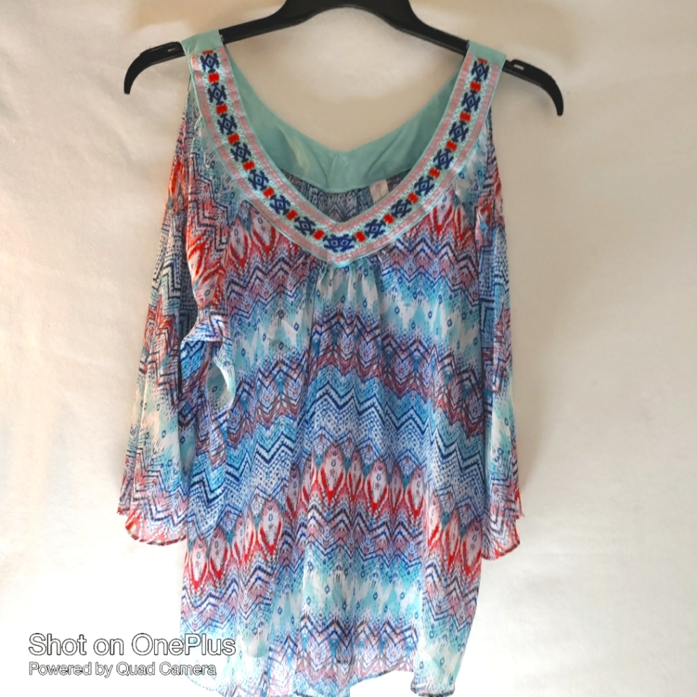 🎁 No Boundaries women & Junior's size XXL Sheer fabric tunic with sleeve flare